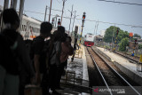 Calon penumpang menunggu kereta api lokal tujuan Purwakarta di Stasiun Kiaracondong, Bandung, Jawa Barat, Kamis (23/9/2021). PT Kereta Api Indonesia (Persero) Daop 2 Bandung kembali mengoperasikan kereta api lokal Bandung Raya dengan kapasitas tempat duduk 50 persen serta menerapkan protokol kesehatan yang ketat bagi penumpang. ANTARA FOTO/Raisan Al Farisi/agr