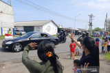Anak-anak nelayan di Cilacap antusias sambut kedatangan Presiden