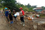 Terdampak bencana banjir bandang, Ronald Kandoli salurkan bantuan