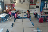 MURID SEKOLAH MULAI BELAJAR TATAP MUKA. Sejumlah murid mengikuti proses belajar mengajar di Sekolah Dasar Negeri 24, Banda Aceh, Aceh, Jumat, (24/9/2021). Pemerintah Aceh kembali mengizinkan sejumlah sekolah dari berbagai tingkatan pendidikan mengelar pembelajaran tatap muka terbatas dengan sistem pembagian shif dan menerapkan protokol kesehatan secara ketat setelah Aceh bebas dari zona merah kasus COVID-19. ANTARA FOTO/Ampelsa.