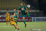 Pesepakbola Persebaya Surabaya Jose Wilkson (kanan) berusaha melewati pesepakbola Bhayangkara FC Yu Jun (kiri) saat berlaga pada lanjutan BRI Liga 1 di Stadion Si Jalak Harupat, Kabupaten Bandung, Jawa Barat, Jumat (24/9/2021). Pertandingan tersebut dimenangkan oleh Bhayangkara FC dengan skor 0-1. ANTARA FOTO/Raisan Al Farisi/agr