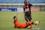 Pesepakbola Persipura Jayapura Yohanes Pahabol (kanan) berusaha melewati pesepakbola Persiraja Banda Aceh M Rifaldi (kiri) saat berlaga pada lanjutan BRI Liga 1 di Stadion Si Jalak Harupat, Kabupaten Bandung, Jawa Barat, Jumat (24/9/2021). Pertandingan tersebut dimenangkan Persipura Jayapura dengan skor 1-2. ANTARA FOTO/Raisan Al Farisi/agr