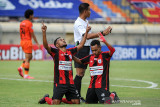 Pesepakbola Persipura Jayapura Gunansar Mandowen (kiri) bersama Albert Ferre (kanan) melakukan seleberasi usai mencetak gol ke gawang Persiraja Banda Aceh saat berlaga pada lanjutan BRI Liga 1 di Stadion Si Jalak Harupat, Kabupaten Bandung, Jawa Barat, Jumat (24/9/2021). Pertandingan tersebut dimenangkan Persipura Jayapura dengan skor 1-2. ANTARA FOTO/Raisan Al Farisi/agr