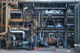 Petugas mengecek instalasi di area Kilang RU VI Balongan, Indramayu, Jawa Barat, Rabu (22/9/2021). PT Pertamina (Persero) melalui Subholding Refining & Petrochemical PT Kilang Pertamina Internasional (PT KPI) mencatatkan hingga September 2021, tahapan Engineering, Procurement and Construction (EPC) RDMP Balongan Fase ke-1 telah mencapai 30,43 persen dari target 29,77 persen. ANTARA FOTO/Dedhez Anggara/agr