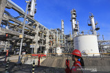 Petugas mengecek instalasi di area Kilang RU VI Balongan, Indramayu, Jawa Barat, Rabu (22/9/2021). PT Pertamina (Persero) melalui Subholding Refining & Petrochemical PT Kilang Pertamina Internasional (PT KPI) mencatatkan hingga September 2021, tahapan Engineering, Procurement and Construction (EPC) RDMP Balongan Fase ke-1 telah mencapai 30,43 persen dari target 29,77 persen. ANTARA FOTO/Dedhez Anggara/agr