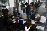  Calon penumpang Kereta Api (KA) mendaftar untuk pemeriksaan tes cepat (rapid test) Antigen COVID-19 di Stasiun KA Madiun, Jawa Timur, Jumat (24/9/2021). PT KAI (Persero) menetapkan tarif baru Rapid Test Anigen COVID-19 yang merupakan salah satu syarat menumpang KA dari sebelumnya Rp85 ribu menjadi Rp45 ribu mulai 24 September di 64 stasiun KA yang melayani rapid test Antigen COVID-19. Antara Jatim/Siswowidodo/zk