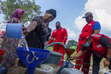 Petugas gabungan dari Palang Merah Indonesia (PMI) bersama Taruna Siaga Bencana (Tagana) mendistribusikan air gratis di Desa Kertasari, Pangkalan, Karawang, Jawa Barat, Sabtu (25/9/2021). PMI bersama Tagana mendistribusikan sebanyak 31 ribu liter air bersih untuk warga yang mengalami kesulitan air bersih sebanyak 595 Kartu Keluarga (KK). ANTARA FOTO/M Ibnu Chazar/rwa.