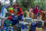 Petugas gabungan dari Palang Merah Indonesia (PMI) bersama Taruna Siaga Bencana (Tagana) mendistribusikan air gratis di Desa Kertasari, Pangkalan, Karawang, Jawa Barat, Sabtu (25/9/2021). PMI bersama Tagana mendistribusikan sebanyak 31 ribu liter air bersih untuk warga yang mengalami kesulitan air bersih sebanyak 595 Kartu Keluarga (KK). ANTARA FOTO/M Ibnu Chazar/rwa.