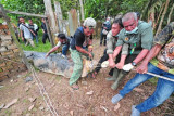 Petugas Balai Konservasi Sumber Daya Alam (BKSDA) Jambi, bersama aparat kepolisian, TNI dan warga mengevakuasi seekor buaya muara (Crocodylus porosus) dari Penangkaran Buaya Kebon Sembilan, Muarojambi, Jambi, Sabtu (25/9/2021). BKSDA Jambi akan mengevakuasi seluruh buaya yang diperkirakan berjumlah antara 25-30 ekor dari penangkaran buaya milik swasta yang telah terbengkalai itu secara bertahap ke tempat penangkaran sementara di Kabupaten Batanghari. ANTARA FOTO/Wahdi Septiawan/aww. 