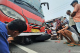 Sepeda motor masuk kolong bus setelah ditabrak Bus trayek Padang-Pasaman Barat di Sungai Limau