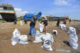 Sejumlah warga membersihkan sampah di pantai Dadap, Juntinyuat, Indramayu, Jawa Barat, Minggu (26/9/2021). Kegiatan yang diikuti berbagai kalangan masyarakat tersebut dalam rangka memperingati World Cleanup Day 2021. ANTARA FOTO/Dedhez Anggara/agr
