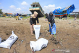 Sejumlah warga membersihkan sampah di pantai Dadap, Juntinyuat, Indramayu, Jawa Barat, Minggu (26/9/2021). Kegiatan yang diikuti berbagai kalangan masyarakat tersebut dalam rangka memperingati World Cleanup Day 2021. ANTARA FOTO/Dedhez Anggara/agr