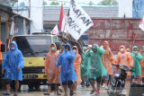 Sejumlah nelayan Kabupaten Sambas menggelar aksi damai menolak Peraturan Pemerintah (PP) Nomor 85 di Pelabuhan Perikanan Nusantara di Pemangkat, Kabupaten Sambas, Kalimantan Barat, Senin (27/9/2021). Mereka menuntut Pemerintah membatalkan PP Nomor 85 tentang Jenis dan Tarif Atas Jenis Penerimaan Negara Bukan Pajak (PNBP) oleh Kementerian Kelautan dan Perikanan karena hal tersebut membuat pemilik kapal tidak mampu memperpanjang izin dikenakan tarif PNBP  yang naik mencapai 400 persen. ANTARA KALBAR/HO/jhw