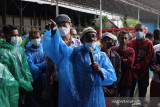 Sejumlah nelayan Kabupaten Sambas menggelar aksi damai menolak Peraturan Pemerintah (PP) Nomor 85 di Pelabuhan Perikanan Nusantara di Pemangkat, Kabupaten Sambas, Kalimantan Barat, Senin (27/9/2021). Mereka menuntut Pemerintah membatalkan PP Nomor 85 tentang Jenis dan Tarif Atas Jenis Penerimaan Negara Bukan Pajak (PNBP) oleh Kementerian Kelautan dan Perikanan karena hal tersebut membuat pemilik kapal tidak mampu memperpanjang izin dikenakan tarif PNBP  yang naik mencapai 400 persen. ANTARA KALBAR/HO/jhw