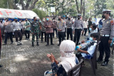  Wali Kota Kediri Abdullah Abu Bakar hadir dalam acara 'Satu polisi lalu lintas satu anak yatim' (Sapa Saya) oleh Polres Kediri Kota di Taman Tirtoyoso, Kota Kediri, Jawa Timur, Jumat (17/9/2021). Di program itu, Satlatnas Polres Kediri Kota menjadi orang tua asuh bagi mereka yang yatim maupun piatu setelah orang tua meninggal akibat COVID-19. Antara Jatim/ Asmaul Chusna