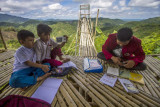 Siswa dan mahasiswa belajar secara daring di pondok puncak bukit Merona, Desa Hinas Kanan, Kabupaten Hulu Sungai Tengah, Kalimantan Selatan, Senin (27/9/2021). Siswa di daerah tersebut harus menempuh jarak lima kilometer menuju puncak bukit agar mendapatkan akses internet untukn mengikuti kegiatan belajar mengajar daring selama pandemi COVID-19. ANTARA FOTO/Bayu Pratama S/pras.