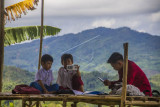 Siswa dan mahasiswa belajar secara daring di pondok puncak bukit Merona, Desa Hinas Kanan, Kabupaten Hulu Sungai Tengah, Kalimantan Selatan, Senin (27/9/2021). Siswa di daerah tersebut harus menempuh jarak lima kilometer menuju puncak bukit agar mendapatkan akses internet untukn mengikuti kegiatan belajar mengajar daring selama pandemi COVID-19. ANTARA FOTO/Bayu Pratama S/pras.