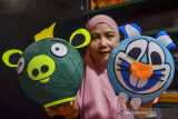 Perajin menyelesaikan pembuatan lampu hias di rumah produksi, Desa Rancapetir, Kabupaten Ciamis, Jawa Barat, Selasa (28/9/2021). Di masa pandemi COVID-19, salah seorang ibu rumah tangga memanfaatkan waktunya membuat berbagai macam lampu karakter berbahan benang yang dijual dengan Rp 50ribu hingga Rp 85ribu yang dipasarkan melalui platform digital. ANTARA FOTO/Adeng Bustomi/agr
