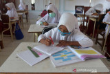 BELAJAR NORMAL DI DAERAH PEDALAMAN ACEH BESAR. Sejumlah murid mengikuti proses belajar mengajar di daerah pedalaman Desa Panca, Kecamatan Lembah Seulawah, Kabupaten Aceh Besar, Aceh, Rabu (29/9/2021). ANTARA FOTO/Ampelsa.