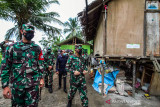 PANGDAM IM TINJAU TMMD DAERAH BEKAS ZONA MERAH KONFLIK ACEH. Pangdam Iskandar Muda (IM), Mayjen TNI Achmad Marzuki (tengah)  meninjau langsung pembangunan Rumah Tidak Layak Huni (RTLH) program TMMD ke-112 di Desa Cot Trieng, Muara Satu, Lhokseumawe, Aceh, Rabu (29/9/2021). Program TMMD Ke-112 Kodam IM yang dilaksanakan di Lhokseumawea, Aceh Timur dan Subulsaalam itu bertujuan membantu Pemerintah dalam meningkatkan pembangunan dan Kesejahteraan masyarakat di daerah tertinggal/miskin dan pedesaan bekas zona merah konflik Aceh. ANTARA FOTO/ Rahmad