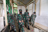 PANGDAM IM TINJAU TMMD DAERAH BEKAS ZONA MERAH KONFLIK ACEH. Pangdam Iskandar Muda (IM), Mayjen TNI Achmad Marzuki (tengah)  meninjau langsung pembangunan Rumah Tidak Layak Huni (RTLH) program TMMD ke-112 di Desa Cot Trieng, Muara Satu, Lhokseumawe, Aceh, Rabu (29/9/2021). Program TMMD Ke-112 Kodam IM yang dilaksanakan di Lhokseumawea, Aceh Timur dan Subulsaalam itu bertujuan membantu Pemerintah dalam meningkatkan pembangunan dan Kesejahteraan masyarakat di daerah tertinggal/miskin dan pedesaan bekas zona merah konflik Aceh. ANTARA FOTO/ Rahmad