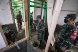 PANGDAM IM TINJAU TMMD DAERAH BEKAS ZONA MERAH KONFLIK ACEH. Pangdam Iskandar Muda (IM), Mayjen TNI Achmad Marzuki (tengah) berbincang prajurit satgas TNI saat meninjau langsung pembangunan Rumah Tidak Layak Huni (RTLH) program TMMD ke-112 di Desa Cot Trieng, Muara Satu, Lhokseumawe, Aceh, Rabu (29/9/2021). Program TMMD Ke-112 Kodam IM yang dilaksanakan di Lhokseumawea, Aceh Timur dan Subulsaalam itu bertujuan membantu Pemerintah dalam meningkatkan pembangunan dan Kesejahteraan masyarakat di daerah tertinggal/miskin dan pedesaan bekas zona merah konflik Aceh. ANTARA FOTO/ Rahmad