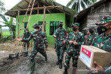 PANGDAM IM TINJAU TMMD DAERAH BEKAS ZONA MERAH KONFLIK ACEH. Pangdam Iskandar Muda (IM), Mayjen TNI Achmad Marzuki (tengah)  meninjau langsung pembangunan Rumah Tidak Layak Huni (RTLH) program TMMD ke-112 di Desa Cot Trieng, Muara Satu, Lhokseumawe, Aceh, Rabu (29/9/2021). Program TMMD Ke-112 Kodam IM yang dilaksanakan di Lhokseumawea, Aceh Timur dan Subulsaalam itu bertujuan membantu Pemerintah dalam meningkatkan pembangunan dan Kesejahteraan masyarakat di daerah tertinggal/miskin dan pedesaan bekas zona merah konflik Aceh. ANTARA FOTO/ Rahmad