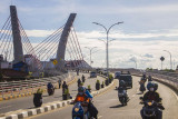 Sejumlah pengendara motor melintas di bawah Jembatan Sungai Alalak, Banjarmasin, Kalimantan Selatan, Rabu (29/9/2021). Jembatan Sungai Alalak yang merupakan jembatan lengkung pertama di Indonesia telah selesai seluruh proses pembangunnya pada Jumat (24/9/2021) lalu dan mulai dibuka untuk di uji coba operasional secara terbatas sekaligus menindaklanjuti perintah Presiden Joko Widodo setelah mendengarkan aspirasi dari masyarakat Kalsel. ANTARA FOTO/Bayu Pratama S/nym.