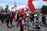 Sejumlah aktivis yang tergabung dalam Gerakan Mahasiswa Nasional Indonesia (GMNI) melakukan aksi unjuk rasa di Bundaran DPRD Jember, Jawa Timur, Rabu (29/9/2021). Dalam aksinya mereka menolak segala bentuk aktivitas berupa tambang pasir besi dan tambak udang dikawasan pesisir Desa Paseban karena merusak lingkungan. Antara Jatim/Seno/zk.