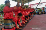 BERALTIH TARI SAMAN WARGA BINAAN DI LAPAS ACEH. Warga binaan mengikuti pelatihan kesenian tradisional, Tari Saman Aceh, di Lembaga Permasyarakatan (Lapas) Kelas II-A, Banda Aceh, Aceh, Kamis (30/9/2021). Pelatihan Tari Saman Aceh itu salah satu program pemibinaan terhadap warga binaan yang memiliki bakat seni, sekaligus persiapan untuk lomba tari tradisional tingkat nasional pada jajaran Kemenkumham dan selain pelatihan perbengkelan, pertukangan dan keterampilan lainnya. ANTARA FOTO/Ampelsa.