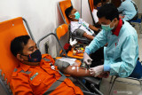 Petugas Palang Merah Indonesia (PMI) melakukan transfusi darah di Stasiun Kereta Api (KA) Madiun, Jawa Timur, Kamis (30/9/2021). Kegiatan donor darah tersebut dalam rangka memperingati HUT ke-76 PT Kereta Api Indonesia (KAI). Antara Jatim/Siswowidodo/zk.