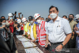 Menteri Koordinator Bidang Kemaritiman dan Investasi Luhut Binsar Pandjaitan (kanan) bersama Menteri PUPR Basuki Hadimuljono (ketiga kanan) dan Menteri Perhubungan Budi Karya Sumadi (kedua kanan) berfoto bersama saat meninjau proyek simpang susun Cileunyi di Kabupaten Bandung, Jawa Barat, Kamis (30/9/2021). Dalam kunjungan kerjanya di Jawa Barat, tiga menteri tersebut berkesempatan untuk meninjau proyek simpang susun Cileunyi dan Proyek Strategis Nasional Jalan Tol Cileunyi-Sumedang-Dawuan (Cisumdawu). ANTARA FOTO/Raisan Al Farisi/agr