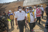 Menteri Koordinator Bidang Kemaritiman dan Investasi Luhut Binsar Pandjaitan (ketiga kiri) bersama Menteri PUPR Basuki Hadimuljono (ketiga kanan) dan Menteri Perhubungan Budi Karya Sumadi (kedua kanan) meninjau proyek Jalan Tol Cisumdawu di Kabupaten Sumedang, Jawa Barat, Kamis (30/9/2021). Dalam kunjungan kerjanya di Jawa Barat, tiga menteri tersebut berkesempatan untuk meninjau proyek simpang susun Cileunyi dan Proyek Strategis Nasional Jalan Tol Cileunyi-Sumedang-Dawuan (Cisumdawu). ANTARA FOTO/Raisan Al Farisi/agr