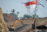 Pekerja mengoperasikan alat berat pada proyek Jalan Tol Cisumdawu di Kabupaten Sumedang, Jawa Barat, Kamis (30/9/2021). Jalan Tol Cisumdawu yang memiliki panjang 62,01 kilometer tersebut ditargetkan akan diresmikan pada akhir 2021 mendatang guna menunjang akses menuju dari Bandung menuju Bandara Internasional Jawa Barat di Kertajati, Majalengka. ANTARA FOTO/Raisan Al Farisi/agr