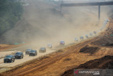 Rombongan kendaraan Menteri Koordinator Bidang Kemaritiman dan Investasi, Menteri PUPR dan Menteri Perhubungan melintasi proyek Jalan Tol Cisumdawu di Kabupaten Sumedang, Jawa Barat, Kamis (30/9/2021). Jalan Tol Cisumdawu yang memiliki panjang 62,01 kilometer tersebut ditargetkan akan diresmikan pada akhir 2021 mendatang guna menunjang akses menuju dari Bandung menuju Bandara Internasional Jawa Barat di Kertajati, Majalengka. ANTARA FOTO/Raisan Al Farisi/agr