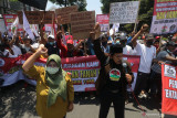 Sejumlah petani yang tergabung dalam Kelompok Tani Maju Makmur Desa Babadan melakukan unjuk rasa di depan gedung Pemkab Kediri, Jawa Timur, Rabu (29/9/2021). Aksi ratusan petani lereng gunung Kelud tersebut untuk menuntut dikembalikannya lahan seluas 124 hektar kepada sedikitnya 158 kepala keluarga yang dikuasai oleh PT Perkebunan Nusantara IX Ngrangkah Sepawon. Antara Jatim/Prasetia Fauzani/zk.