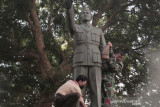 Kawasan Monumen Bambang Soegeng Temanggung dibersihkan