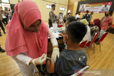 Vaksinasi di Polres Lhokseumawe. Petugas mempersiapkan cairan vaksin COVID-19 saat berlangsung vaksinasi warga di Mapolres Lhokseumawe, Aceh, Kamis (30/9/2021). Vaksinasi dengan cara antar jemput warga oleh Kepolisian itu sebagai upaya Polri mengajak masyarakat mengikuti vaksinasi COVID-19 untuk mendorong percepatan capaian target vaksinasi di Aceh. ANTARA FOTO/Rahmad