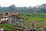 Sejumlah pengunjung berada di jembatan bambu saat wisata di Bubulak Tepi Sawah (BTS), Kota Bogor, Jawa Barat, Rabu (29/9/2021). Wisata BTS yang memadukan wisata kuliner dan pemandangan persawahan tersebut menjadi daya tarik bagi wisatawan lokal di masa pelonggaran PPKM level 3 dengan tetap menerapkan protokol kesehatan pencegahan penularan COVID-19. ANTARA FOTO/Arif Firmansyah/foc.