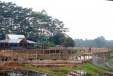 Sejumlah pengunjung berada di jembatan bambu saat wisata di Bubulak Tepi Sawah (BTS), Kota Bogor, Jawa Barat, Rabu (29/9/2021). Wisata BTS yang memadukan wisata kuliner dan pemandangan persawahan tersebut menjadi daya tarik bagi wisatawan lokal di masa pelonggaran PPKM level 3 dengan tetap menerapkan protokol kesehatan pencegahan penularan COVID-19. ANTARA FOTO/Arif Firmansyah/foc.