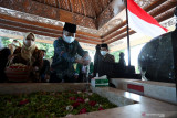 Menteri Perencanaan Pembangunan Nasional (PPN)/Kepala Bappenas Suharso Monoarfa (Dua Kiri) menabur bunga di pusara makam Presiden Soekarno saat berkunjung ke Blitar, Jawa Timur, Jumat (1/10/2021). Selain berziarah ke makam Presiden Soekarno, Menteri PPN dan rombongan juga melakukan peninjauan ke Perpusnas Bungkarno, serta meninjau vaksinasi kepada santri salah satu ponpes. Antara Jatim/Irfan Anshori/zk.