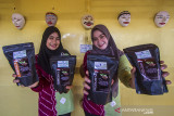 Puteri Pariwisata Kabupaten Hulu Sungai Tengah Kalsel menunjukkan tiga jenis kopi saat launching Kopi Meratus di obyek wisata Pagat, Barabai, Kabupaten Hulu Sungai Tengah, Kalimantan Selatan, Jumat (1/10/2021). Dalam mewujudkan pertumbuhan dan pengembangan ekonomi yang ramah lingkungan berbasis kerakyatan, Serikat Petani Indonesia (SPI) Kalimantan Selatan bersama Pemerintah Daerah Hulu Sungai Tengah meluncurkan Kopi Meratus dengan tiga jenis kopi yaitu kopi Robusta, Liberika dan Ekselsa yang tumbuh di Pegunungan Meratus sekaligus dalam rangka memperingati Hari Kopi Dunia 2021 (International Coffee Day). Foto Antaranews Kalsel/Bayu Pratama S.