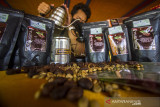 Barista menyiapkan kopi saat launching Kopi Meratus di obyek wisata Pagat, Barabai, Kabupaten Hulu Sungai Tengah, Kalimantan Selatan, Jumat (1/10/2021). Dalam mewujudkan pertumbuhan dan pengembangan ekonomi yang ramah lingkungan berbasis kerakyatan, Serikat Petani Indonesia (SPI) Kalimantan Selatan bersama Pemerintah Daerah Hulu Sungai Tengah meluncurkan Kopi Meratus dengan tiga jenis kopi yaitu kopi Robusta, Liberika dan Ekselsa yang tumbuh di Pegunungan Meratus sekaligus dalam rangka memperingati Hari Kopi Dunia 2021 (International Coffee Day). Foto Antaranews Kalsel/Bayu Pratama S.