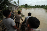 BANJIR TERJANG ACEH UTARA. Warga menggunakan perahu keluar dari kepungan banjir di Desa Hagu, Kecamatan Matang Kuli, Aceh Utara, Aceh, Jumat (1/10/2021). Banjir yang disebabkan tingginya intensitas hujan hingga sejumlah tanggul sungai jebol itu merendam tujuh kecamatan di Aceh Utara dan dua kecamatan Kota Lhokseumawe dengan ketinggian air 1-2,5 meter. ANTARA FOTO/Rahmad