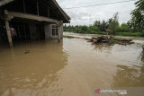 BANJIR TERJANG ACEH UTARA. Warga menggunakan perahu keluar dari kepungan banjir di Desa Hagu, Kecamatan Matang Kuli, Aceh Utara, Aceh, Jumat (1/10/2021). Banjir yang disebabkan tingginya intensitas hujan hingga sejumlah tanggul sungai jebol itu merendam tujuh kecamatan di Aceh Utara dan dua kecamatan Kota Lhokseumawe dengan ketinggian air 1-2,5 meter. ANTARA FOTO/Rahmad