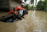 BANJIR TERJANG ACEH UTARA. Warga menggunakan perahu keluar dari kepungan banjir di Desa Hagu, Kecamatan Matang Kuli, Aceh Utara, Aceh, Jumat (1/10/2021). Banjir yang disebabkan tingginya intensitas hujan hingga sejumlah tanggul sungai jebol itu merendam tujuh kecamatan di Aceh Utara dan dua kecamatan Kota Lhokseumawe dengan ketinggian air 1-2,5 meter. ANTARA FOTO/Rahmad