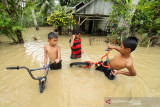 BANJIR TERJANG ACEH UTARA. Warga menggunakan perahu keluar dari kepungan banjir di Desa Hagu, Kecamatan Matang Kuli, Aceh Utara, Aceh, Jumat (1/10/2021). Banjir yang disebabkan tingginya intensitas hujan hingga sejumlah tanggul sungai jebol itu merendam tujuh kecamatan di Aceh Utara dan dua kecamatan Kota Lhokseumawe dengan ketinggian air 1-2,5 meter. ANTARA FOTO/Rahmad