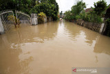 BANJIR TERJANG ACEH UTARA. Warga menggunakan perahu keluar dari kepungan banjir di Desa Hagu, Kecamatan Matang Kuli, Aceh Utara, Aceh, Jumat (1/10/2021). Banjir yang disebabkan tingginya intensitas hujan hingga sejumlah tanggul sungai jebol itu merendam tujuh kecamatan di Aceh Utara dan dua kecamatan Kota Lhokseumawe dengan ketinggian air 1-2,5 meter. ANTARA FOTO/Rahmad