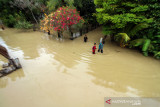 BANJIR TERJANG ACEH UTARA. Warga menggunakan perahu keluar dari kepungan banjir di Desa Hagu, Kecamatan Matang Kuli, Aceh Utara, Aceh, Jumat (1/10/2021). Banjir yang disebabkan tingginya intensitas hujan hingga sejumlah tanggul sungai jebol itu merendam tujuh kecamatan di Aceh Utara dan dua kecamatan Kota Lhokseumawe dengan ketinggian air 1-2,5 meter. ANTARA FOTO/Rahmad