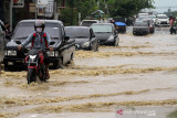 BANJIR TERJANG ACEH UTARA. Warga menggunakan perahu keluar dari kepungan banjir di Desa Hagu, Kecamatan Matang Kuli, Aceh Utara, Aceh, Jumat (1/10/2021). Banjir yang disebabkan tingginya intensitas hujan hingga sejumlah tanggul sungai jebol itu merendam tujuh kecamatan di Aceh Utara dan dua kecamatan Kota Lhokseumawe dengan ketinggian air 1-2,5 meter. ANTARA FOTO/Rahmad